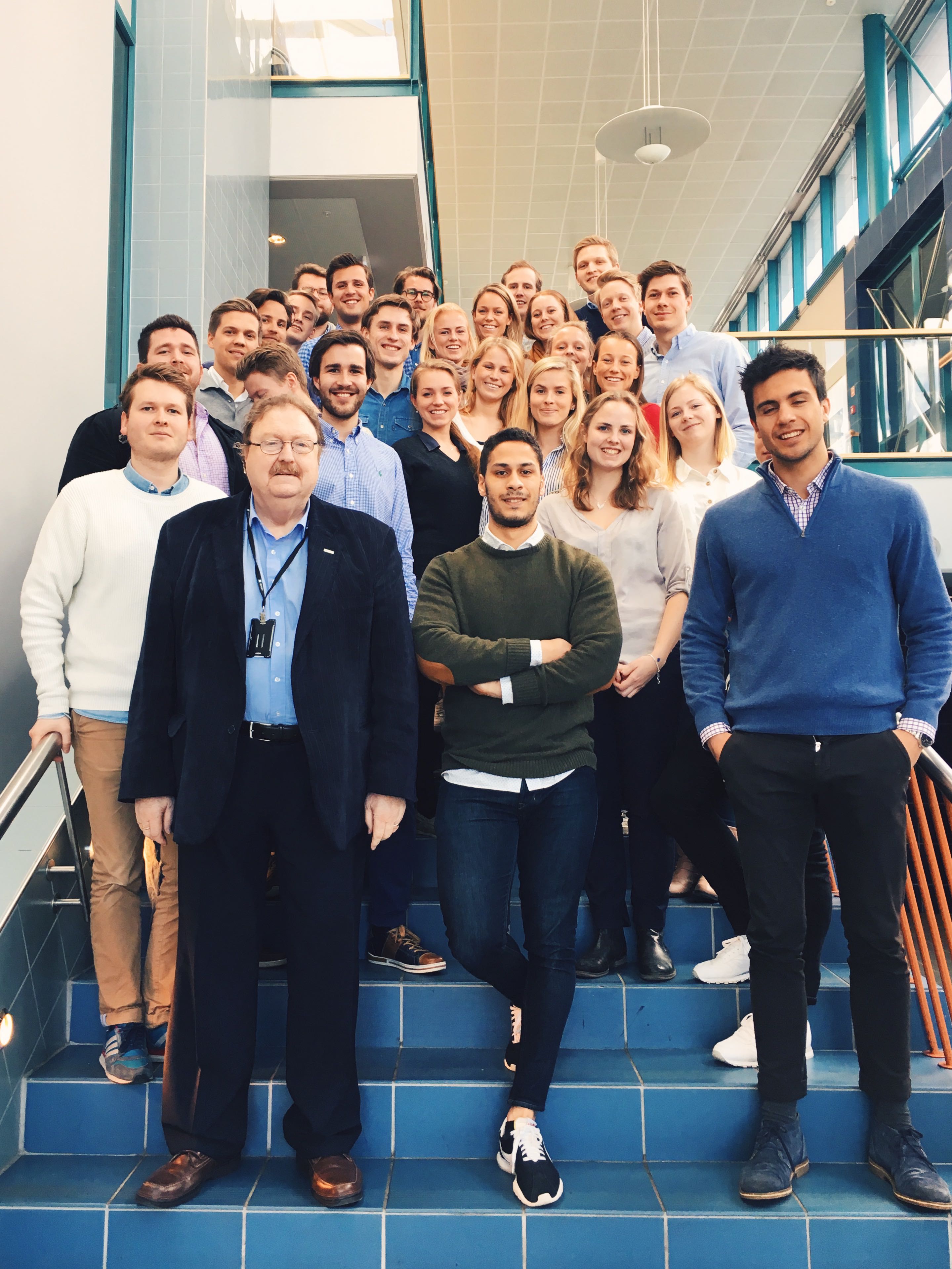 NHH-professor Tor Aase Johannessen og sine masterstudenter